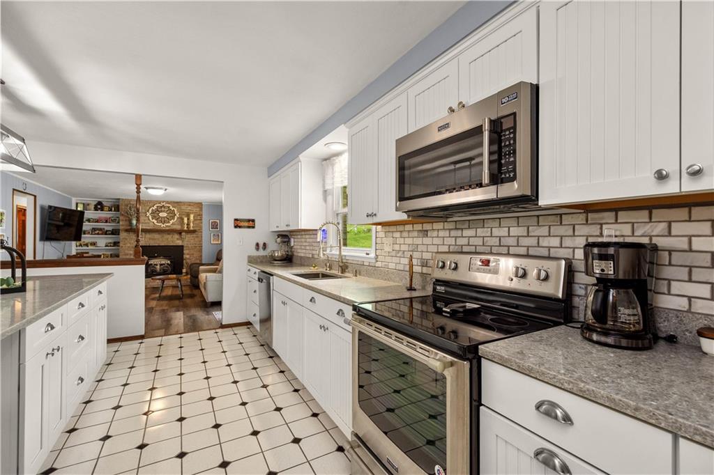 538 Old Hickory Ridge Road Washington, PA 15301 - Photo 10 of 44 Beautiful tiled backsplash and granite counters.