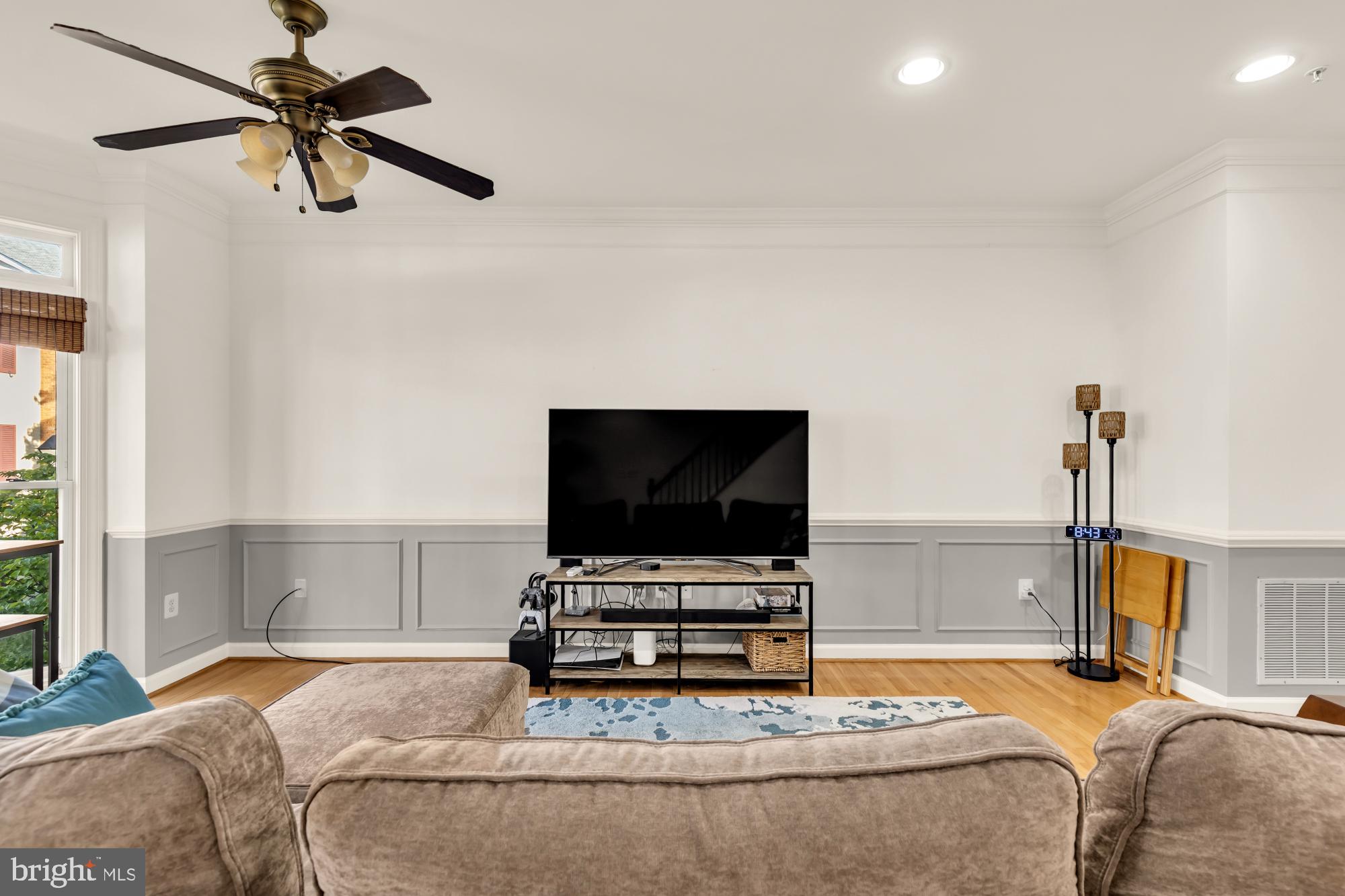 2309 Georgia Village Way Silver Spring, MD 20902 - Photo 4 of 41 Living room