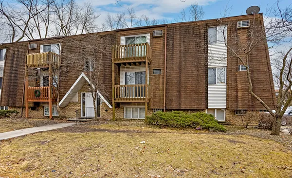 a view of a house with backyard