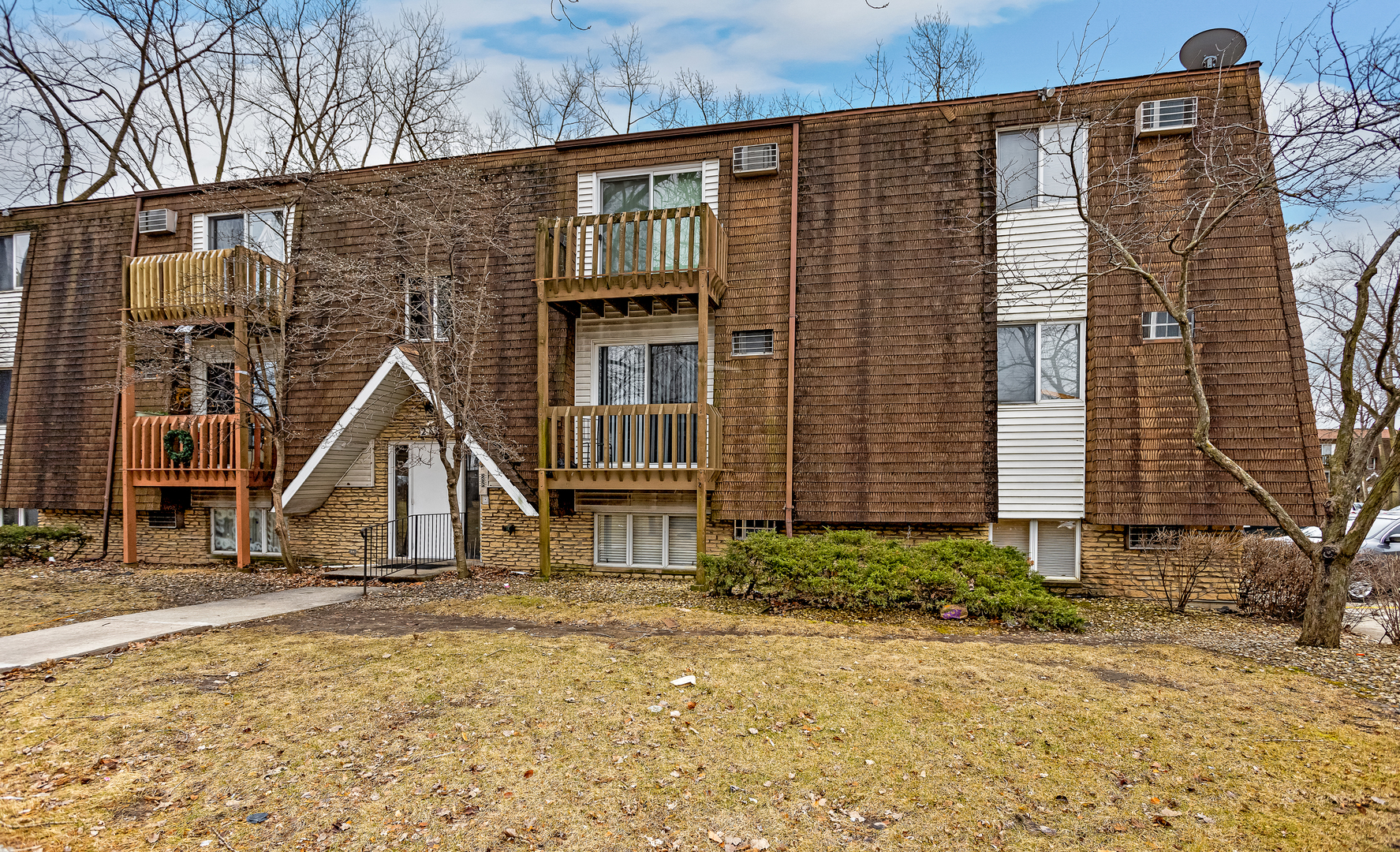 216 Madison Street, Unit 1A Joliet, IL 60435 - Photo 13 of 13 a view of a house with backyard