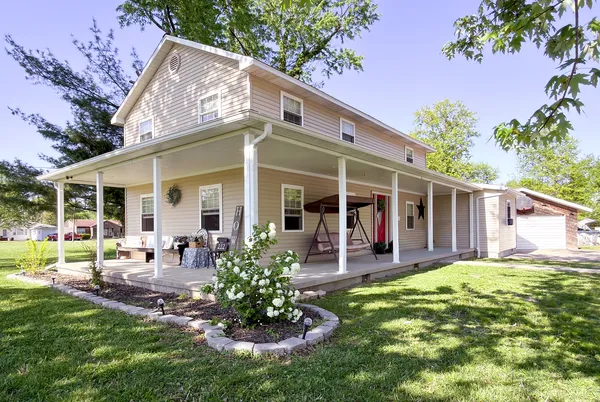 $244,900 | 212 Oak Street, Flora, IL 62839