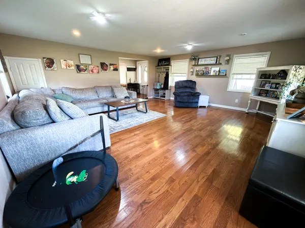 $244,900 | 212 Oak Street, Flora, IL 62839