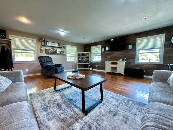 $244,900 | 212 Oak Street, Flora, IL 62839