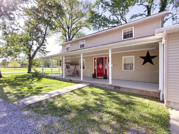$244,900 | 212 Oak Street, Flora, IL 62839