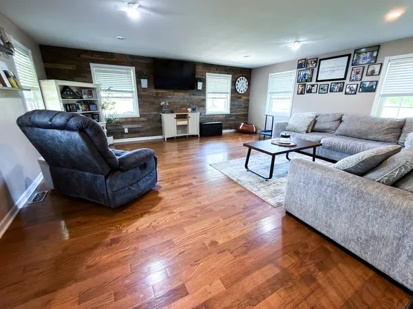 $244,900 | 212 Oak Street, Flora, IL 62839