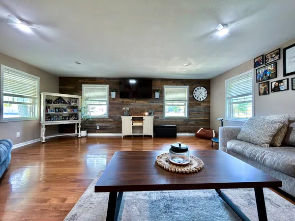 $244,900 | 212 Oak Street, Flora, IL 62839
