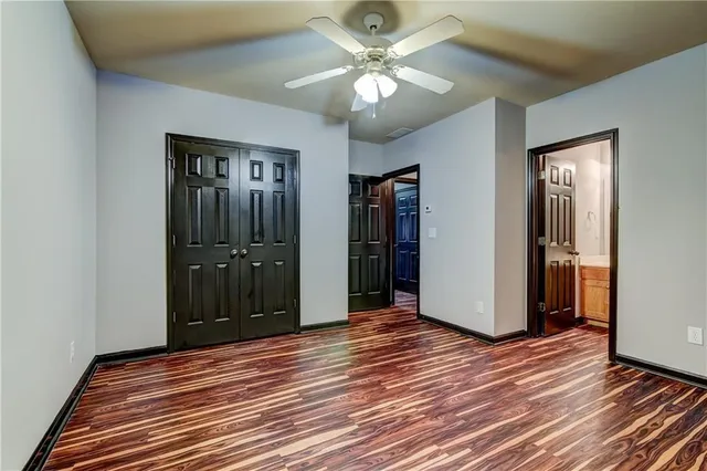a view of a livingroom with a workspace