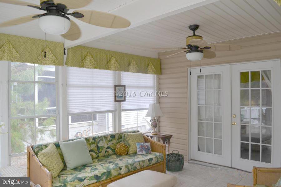 265 Windjammer Road Berlin, MD 21811 - Photo 22 of 26 a living room with furniture and a window