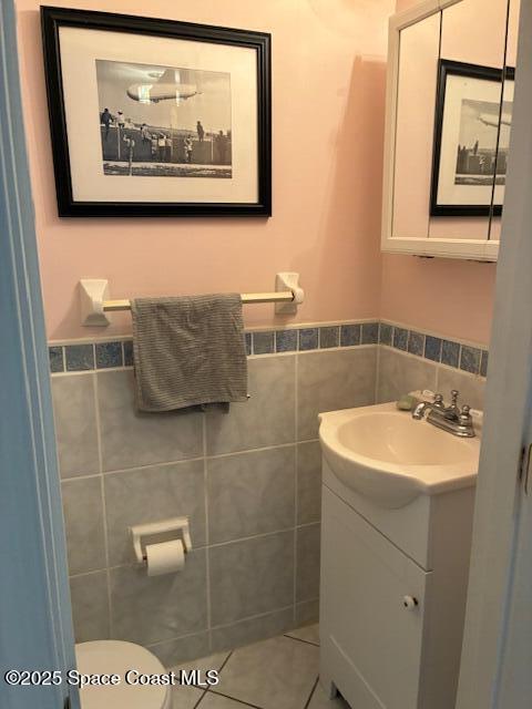 918 Jamestown Avenue, Unit 89 Indian Harbour Beach, FL 32937 - Photo 11 of 25 a bathroom with a sink and mirror