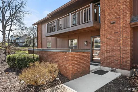 $349,900 | 1902 Meadowtree Lane, Unit 1, Kirkwood, MO 63122