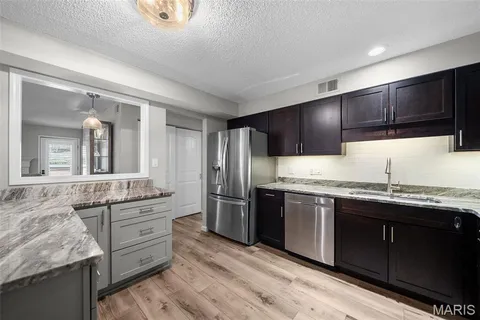 $349,900 | 1902 Meadowtree Lane, Unit 1, Kirkwood, MO 63122