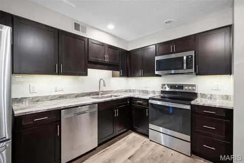 $349,900 | 1902 Meadowtree Lane, Unit 1, Kirkwood, MO 63122