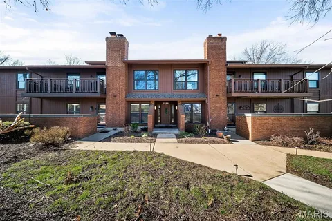 $349,900 | 1902 Meadowtree Lane, Unit 1, Kirkwood, MO 63122