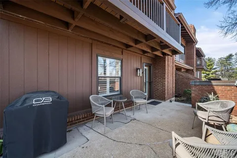 $349,900 | 1902 Meadowtree Lane, Unit 1, Kirkwood, MO 63122