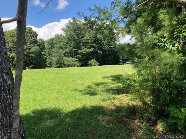 a view of yard with green space