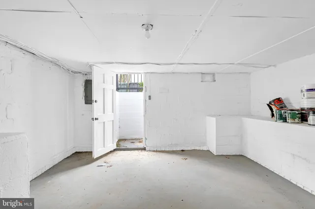 a view of a house with backyard and garden