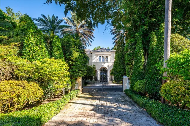 a view of a yard with plants