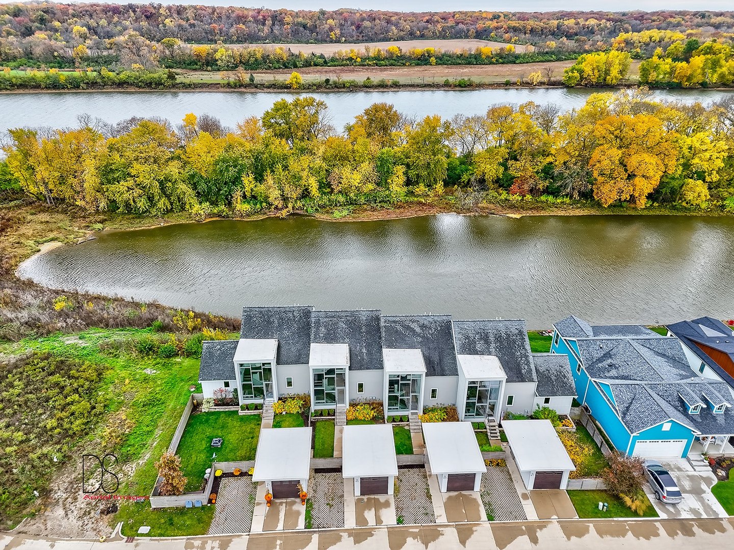 45 Windward Way Ottawa, IL 61350 - Photo 11 of 29 an aerial view of residential houses with outdoor space and lake view