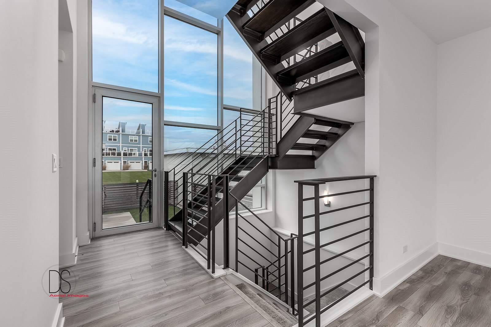 45 Windward Way Ottawa, IL 61350 - Photo 13 of 29 a view of entryway and hall with wooden floor