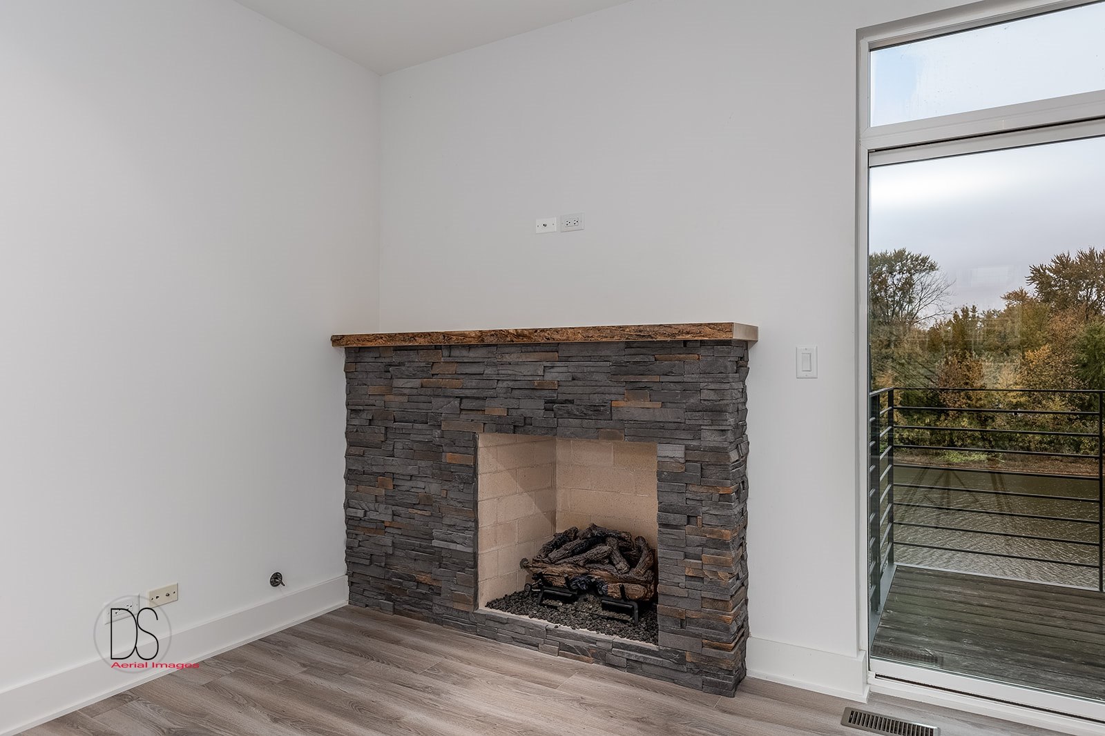 45 Windward Way Ottawa, IL 61350 - Photo 16 of 29 a view of a livingroom with wooden floor