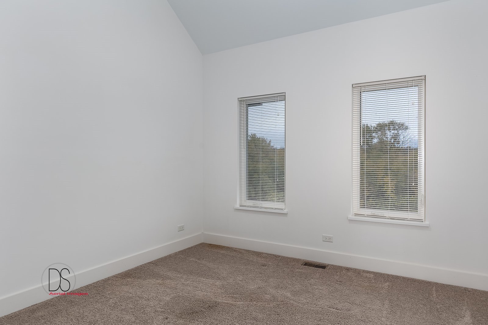45 Windward Way Ottawa, IL 61350 - Photo 19 of 29 an empty room with windows
