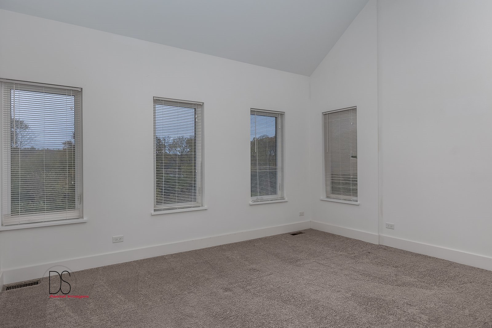 45 Windward Way Ottawa, IL 61350 - Photo 22 of 29 an empty room with windows