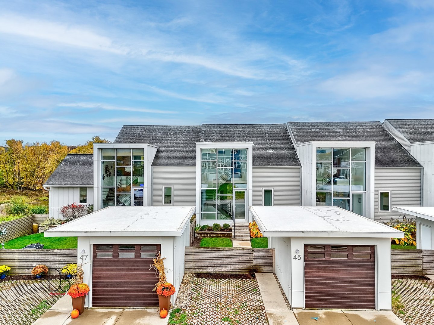 45 Windward Way Ottawa, IL 61350 - Photo 3 of 29 front view of a house with a porch