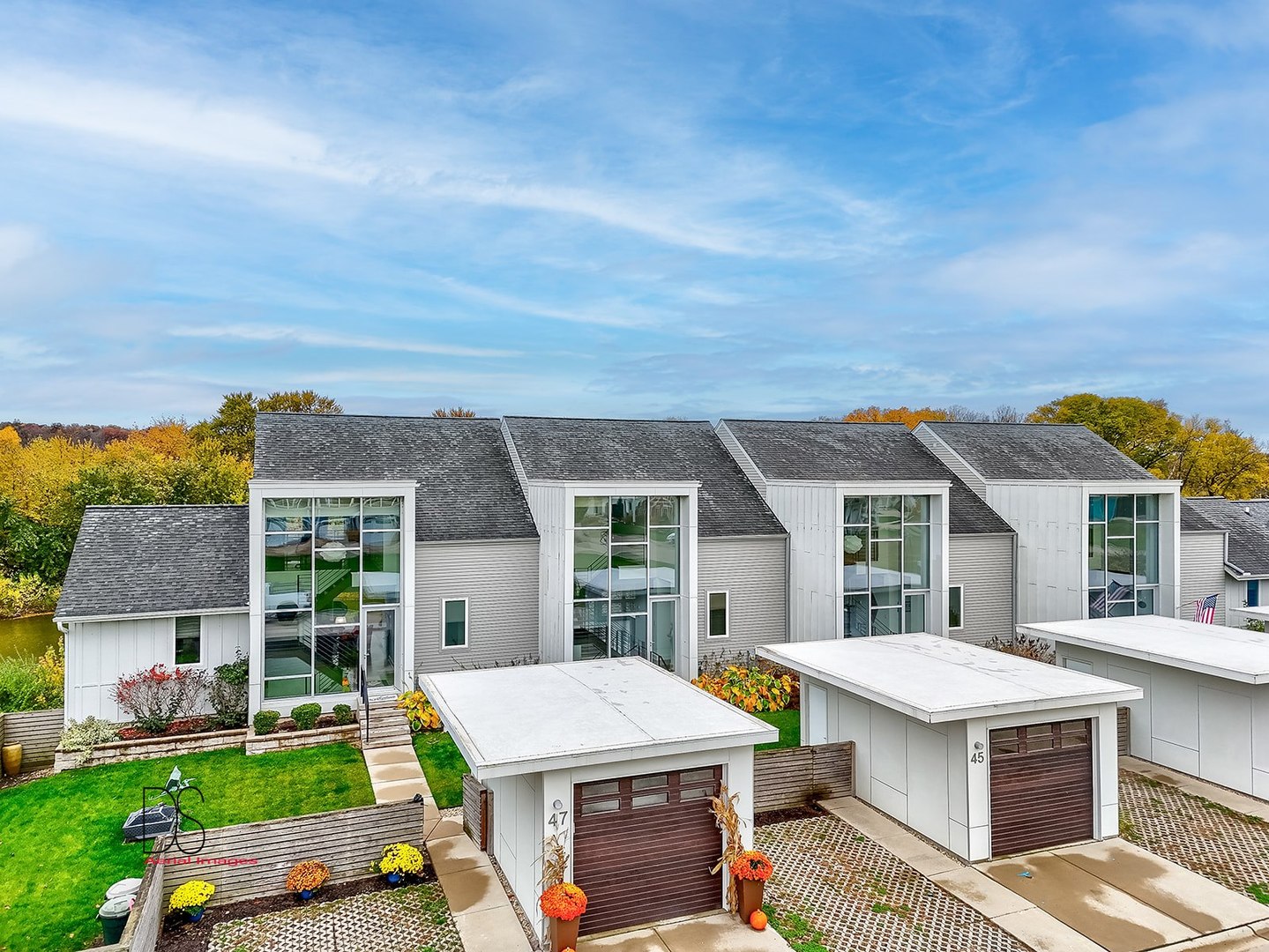 45 Windward Way Ottawa, IL 61350 - Photo 4 of 29 front view of a house with a yard
