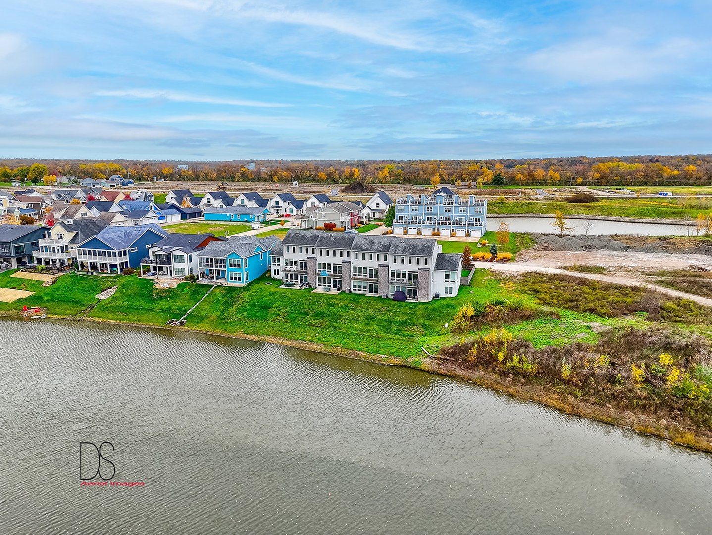 45 Windward Way Ottawa, IL 61350 - Photo 8 of 29 a view of a city with an ocean view