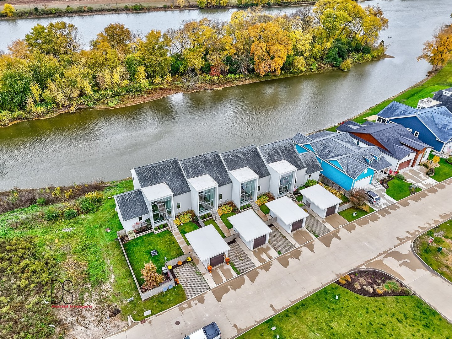 45 Windward Way Ottawa, IL 61350 - Photo 10 of 29 an aerial view of a house with a lake view