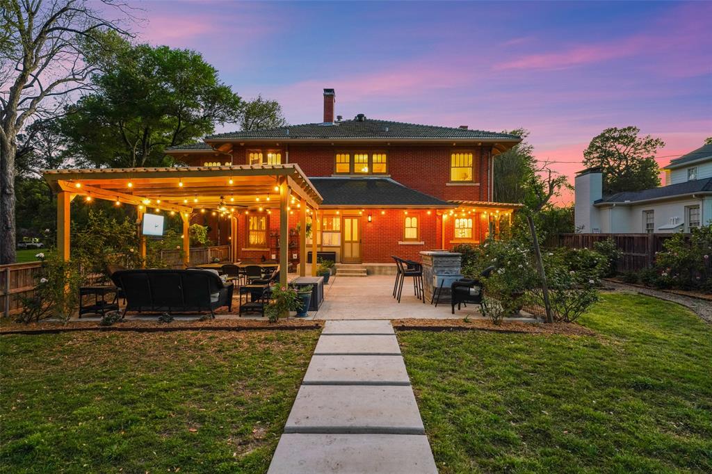 406 Griffith Avenue Terrell, TX 75160 - Photo 2 of 40 a view of a fountain in front of a house with a big yard
