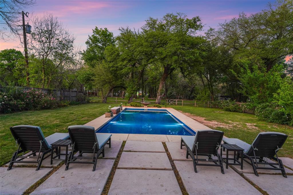 406 Griffith Avenue Terrell, TX 75160 - Photo 4 of 40 an outdoor space with furniture and garden