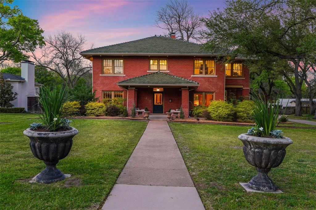 406 Griffith Avenue Terrell, TX 75160 - Photo 5 of 40 a front view of a house with garden