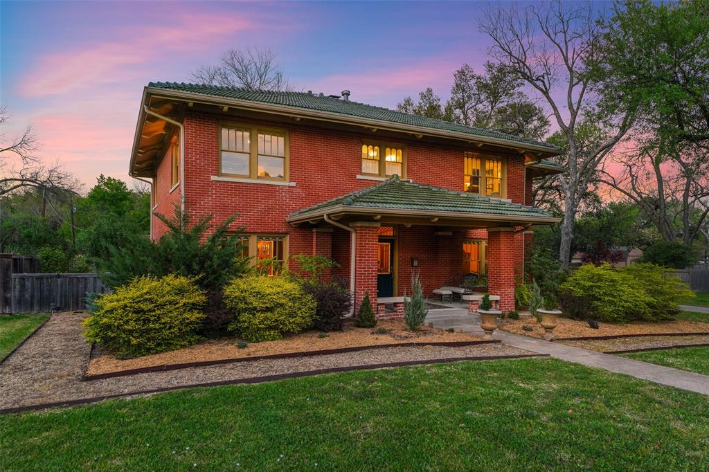 406 Griffith Avenue Terrell, TX 75160 - Photo 6 of 40 a view of a chair and table in the patio