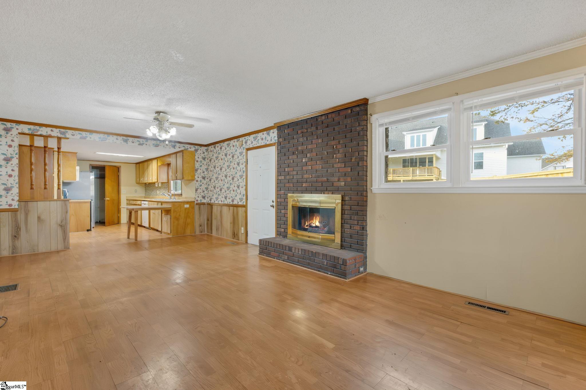 160 J Street Greer, SC 29651 - Photo 5 of 18