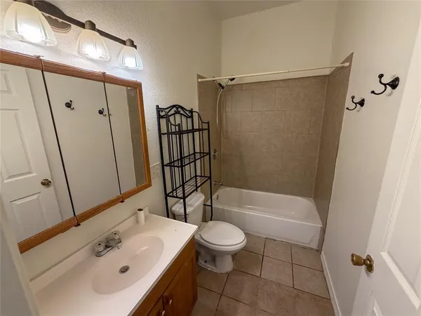 $1,300 | 907 West Fischer Street, Sherman, TX 75092