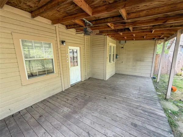 $1,300 | 907 West Fischer Street, Sherman, TX 75092