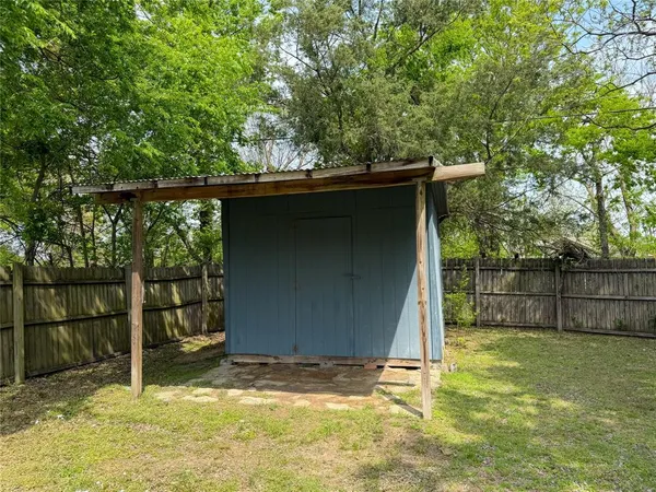 $1,300 | 907 West Fischer Street, Sherman, TX 75092
