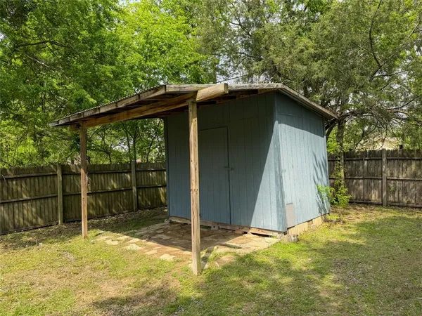 $1,300 | 907 West Fischer Street, Sherman, TX 75092