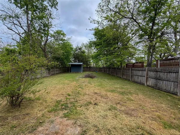 $1,300 | 907 West Fischer Street, Sherman, TX 75092