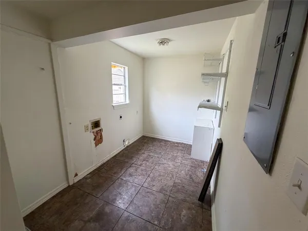 $1,300 | 907 West Fischer Street, Sherman, TX 75092