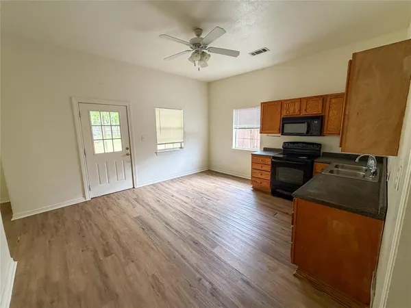 $1,300 | 907 West Fischer Street, Sherman, TX 75092