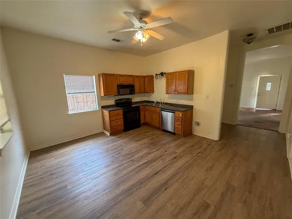 $1,300 | 907 West Fischer Street, Sherman, TX 75092