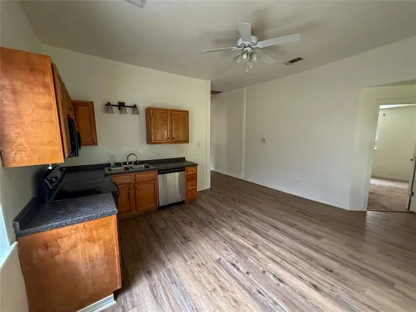 $1,300 | 907 West Fischer Street, Sherman, TX 75092