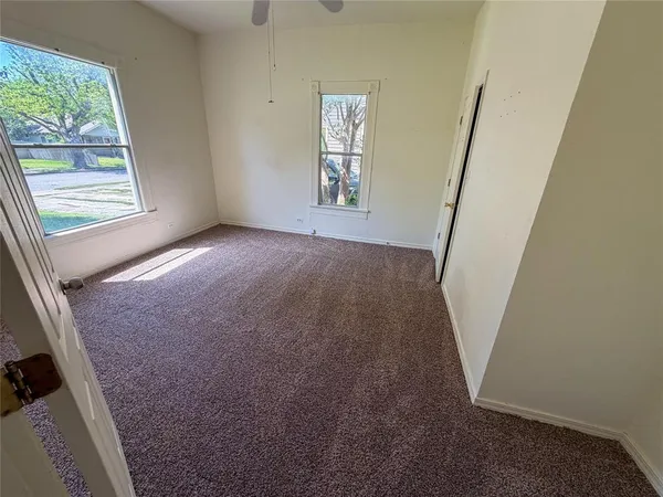 $1,300 | 907 West Fischer Street, Sherman, TX 75092