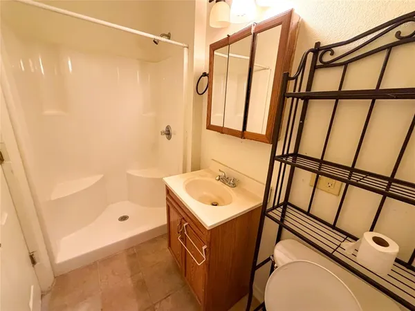 $1,300 | 907 West Fischer Street, Sherman, TX 75092