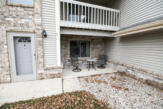 $264,900 | 2116 Woodburn Road, Unit B, Waukesha, WI 53188