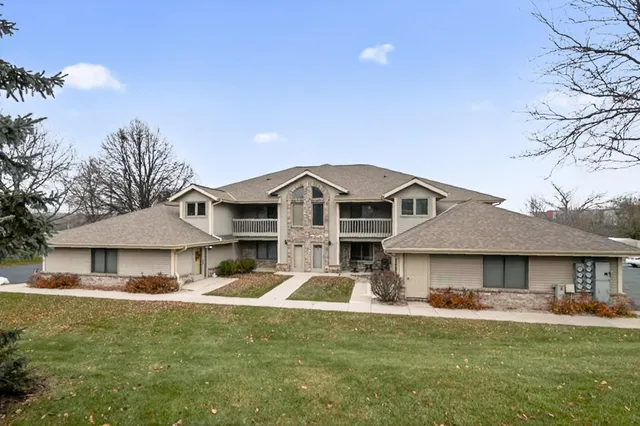 $264,900 | 2116 Woodburn Road, Unit B, Waukesha, WI 53188