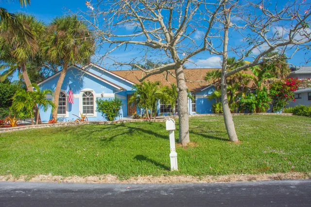a view of house with a yard