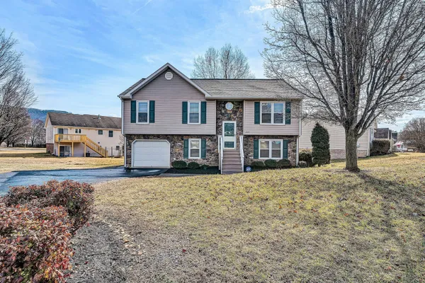 $349,500 | 825 Harmon Circle, Roanoke, VA 24019